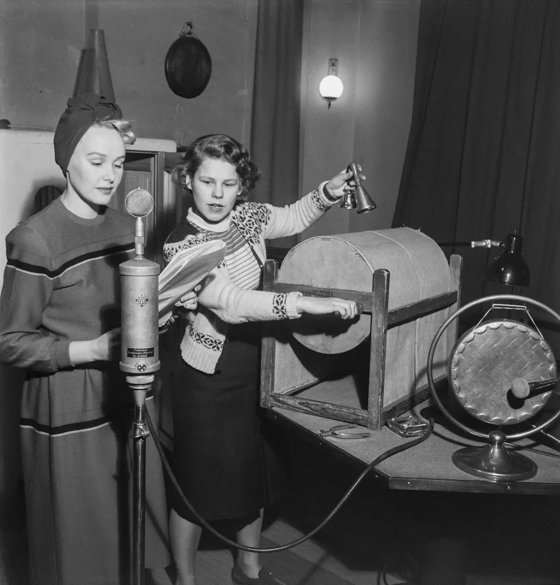 Funny old recording studio photo with two beautiful girls from the 1930's